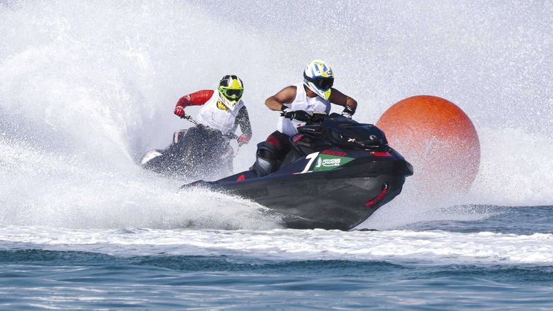الامارات | «شاطئ الشروق» يحتضن سباق دبي للدراجات المائية