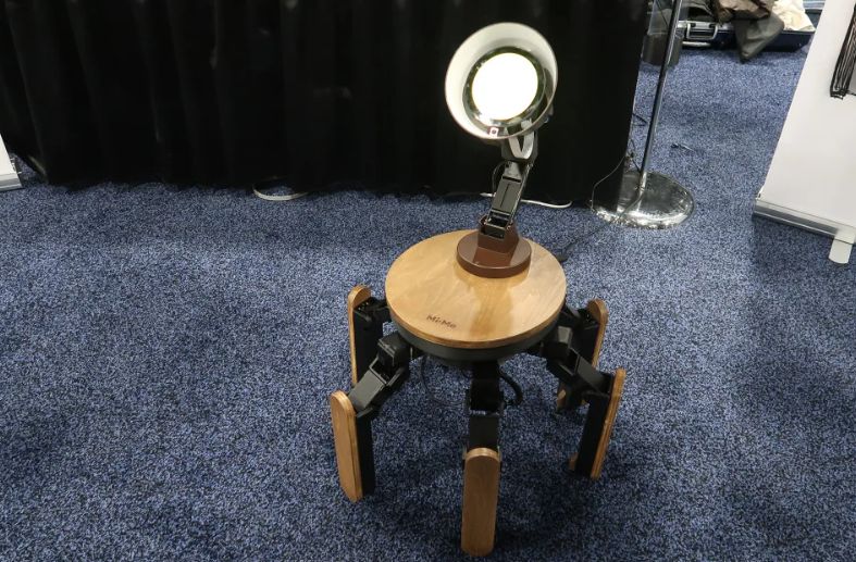 تكنولوجيا: Mi-Mo مصباح وروبوت ذكاء اصطناعي متعدد الأغراض بستة أرجل #CES2025