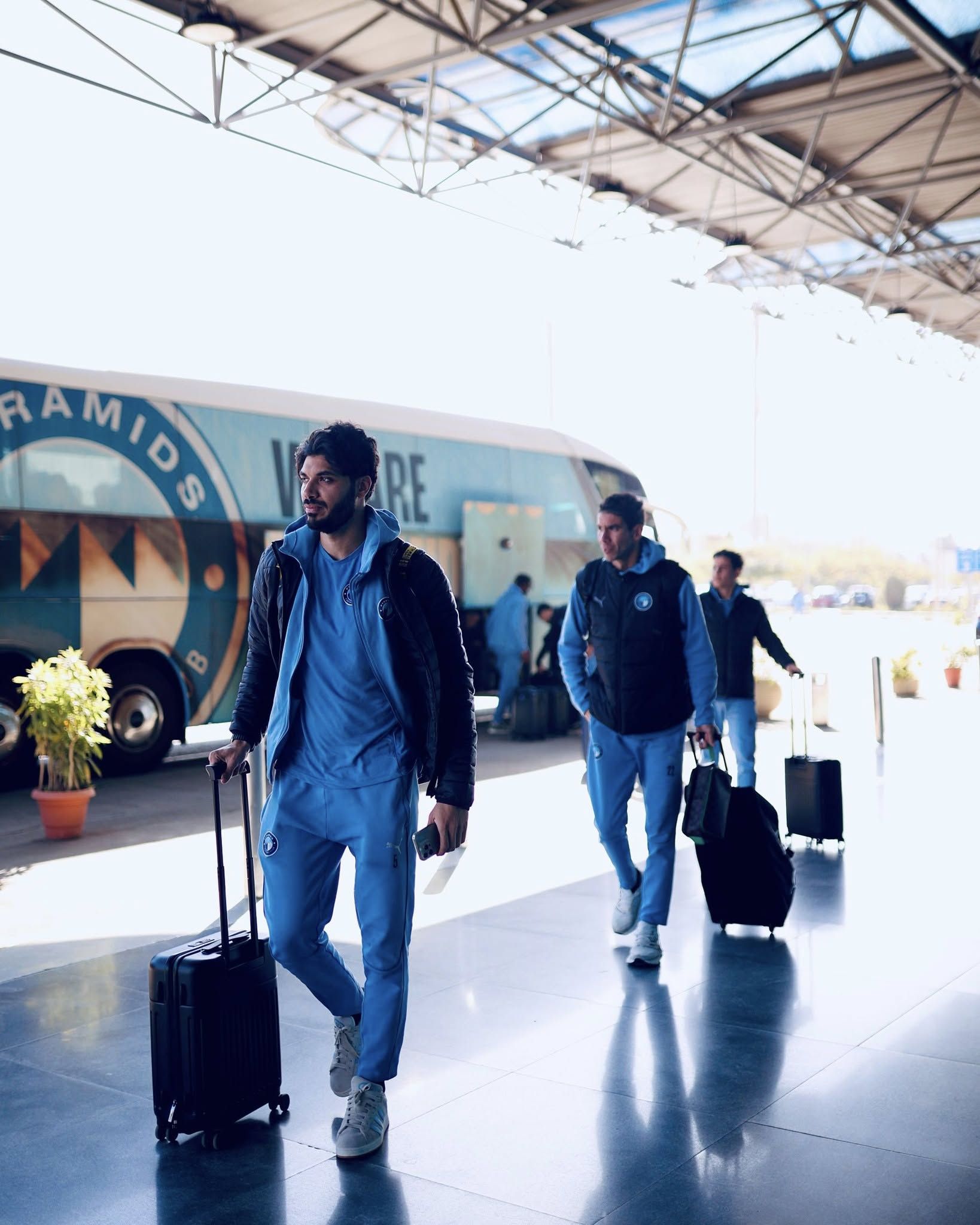 بعثة بيراميدز تتوجه إلى انجولا لمواجهة ساجرادا بدوري الأبطال.. صور