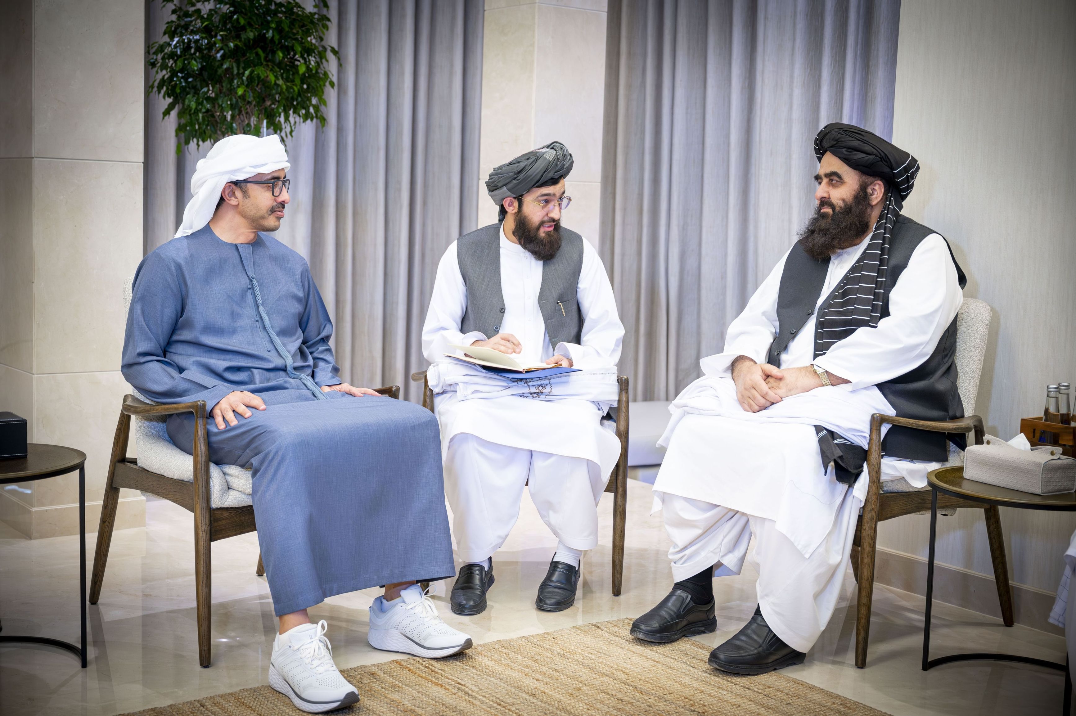 الامارات | عبدالله بن زايد يؤكد حرص والتزام الإمارات بدعم الشعب الأفغاني