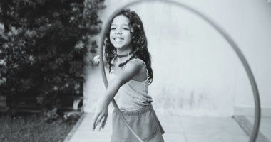 تكنولوجيا: من اللعب للهندسة.. كيف تُبقى حركات الجسم طوق "الهولا هوب" فى الدوران؟