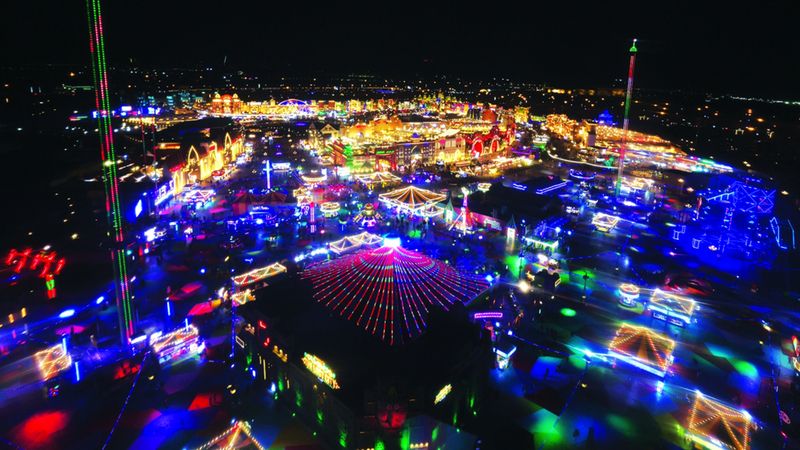 الامارات | القرية العالمية.. لوحة مبدعة تزدان بالضوء والفرح