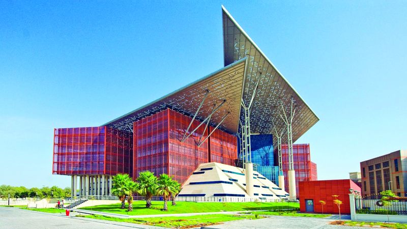 الامارات | شاب يتلف سيارة صديقته