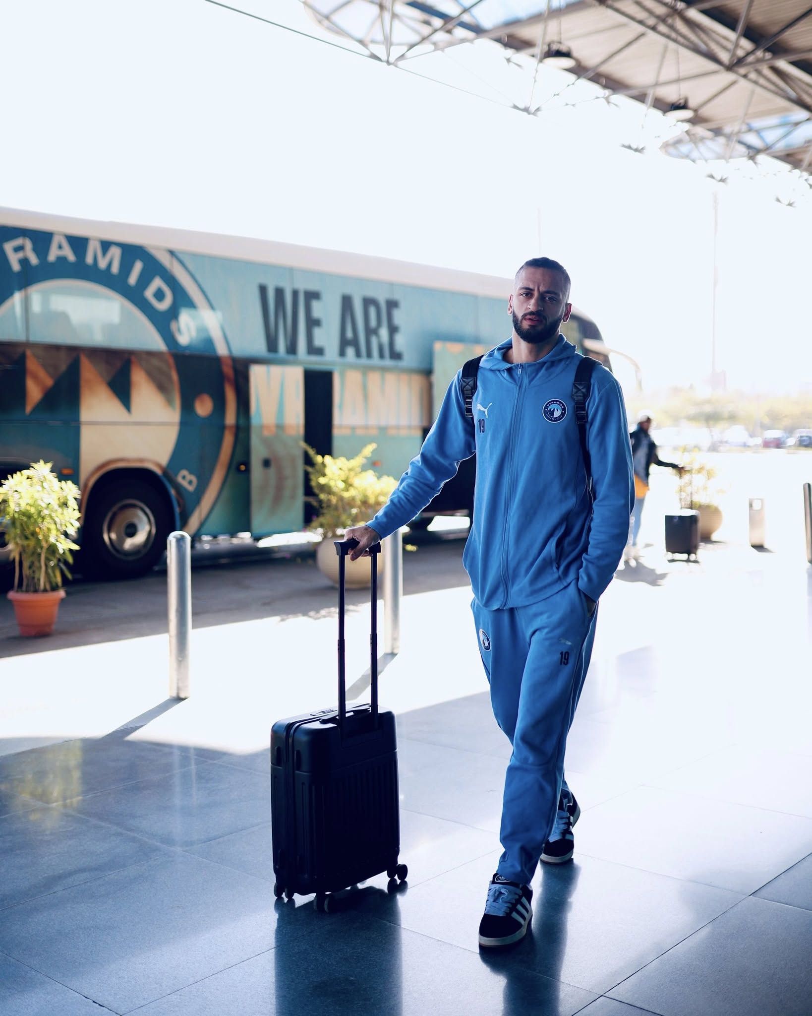 بعثة بيراميدز تتوجه إلى انجولا لمواجهة ساجرادا بدوري الأبطال.. صور