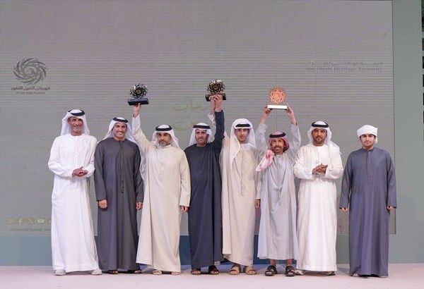 تتويج الفائزين بمزاينة "الزاملي" في مهرجان العين للتمور