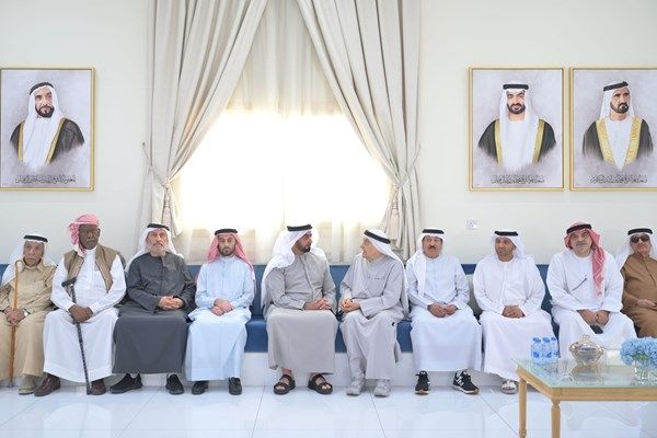 سيف بن زايد يقدم واجب العزاء في وفاة عبدالله الشرفاء