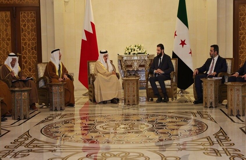 الخليج اليوم .. الشرع يلتقي وفدا بحرينيا برئاسة وزير الخارجية