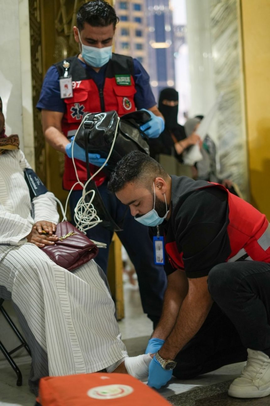 فرق الهلال الأحمر بمكة تباشر 345.818 حالة إسعافية خلال 2024