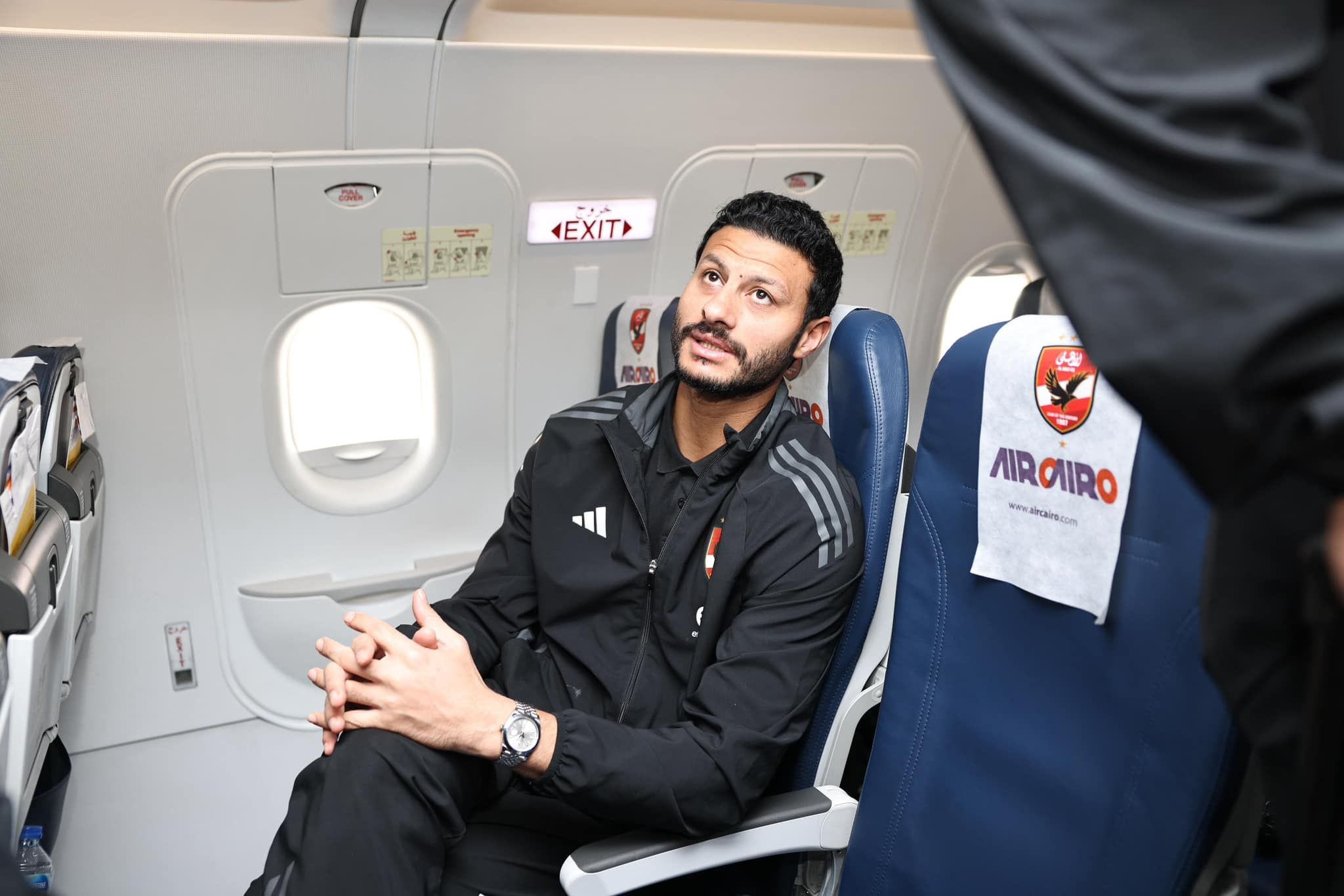 بالمصحف والموبايل.. شاهد كيف يتغلب نجوم الأهلي على رحلة الـ8 ساعات بين السماء والأرض