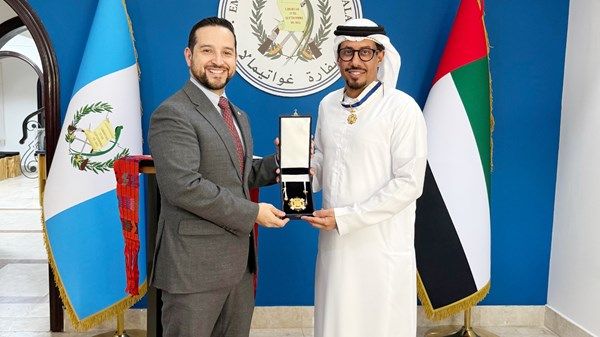 رئيس غواتيمالا يمنح السفير المنهالي وسام «أنطونيو خوسيه دي إيريساري» برتبة الضابط الكبير
