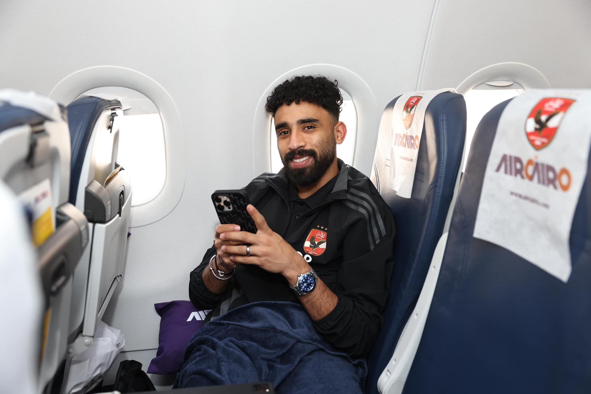 بالمصحف والموبايل.. شاهد كيف يتغلب نجوم الأهلي على رحلة الـ8 ساعات بين السماء والأرض