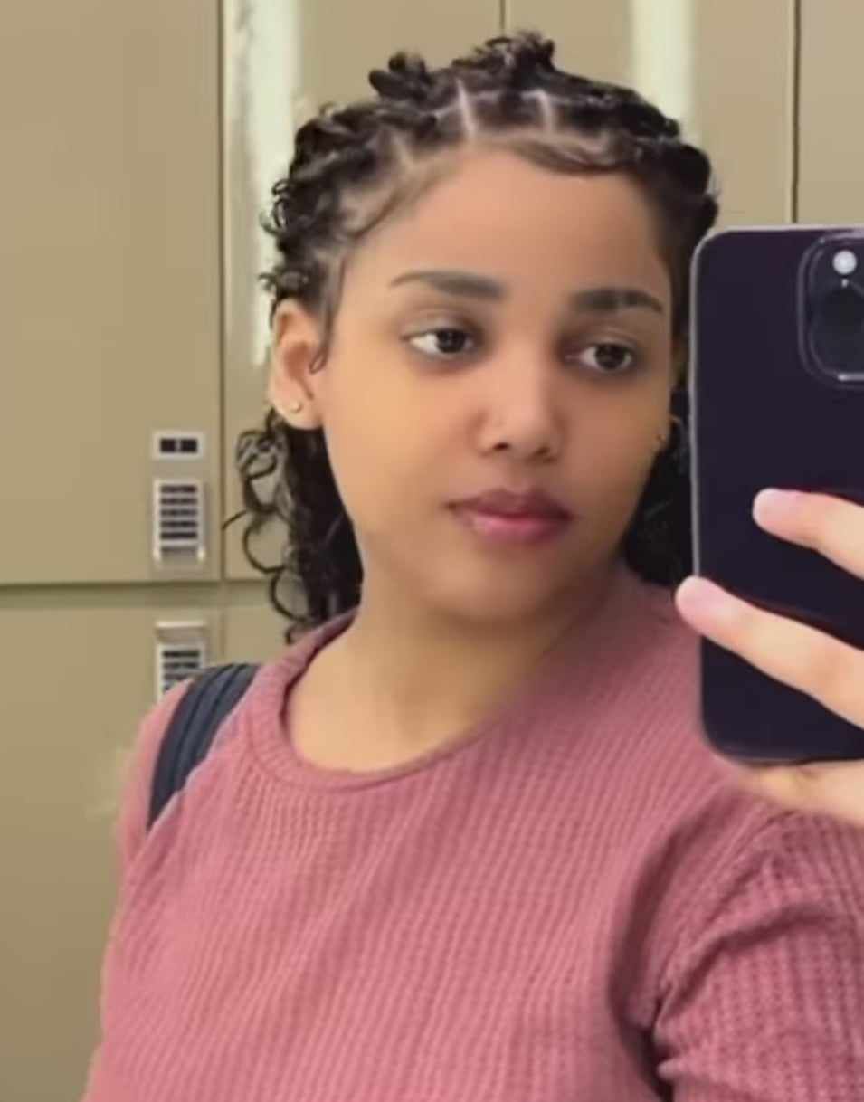 شاهد بالفيديو.. الحسناء “ود” إبنة الفنانة ندى القلعة تعود لإشعال مواقع التواصل بفستان ضيق ومحذق