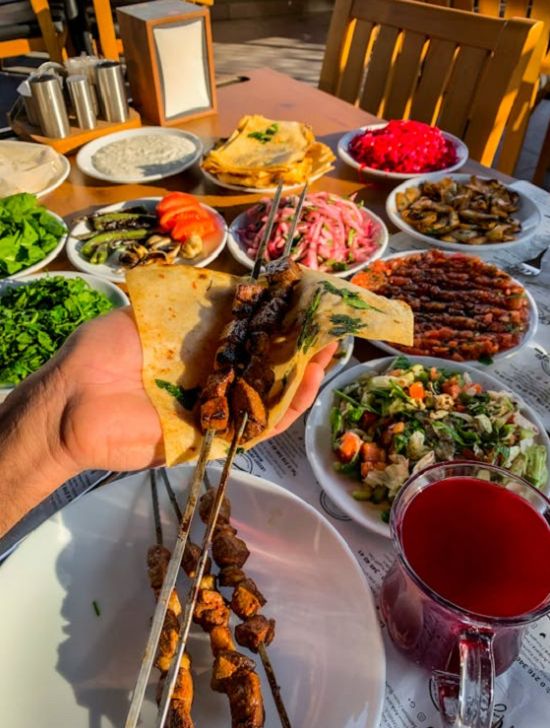 طالع الأبراج: برج القوس والحوت الأبرز.. 5 أبراج معروفة بحبها للطبخ ومتابعة برامج الأكل