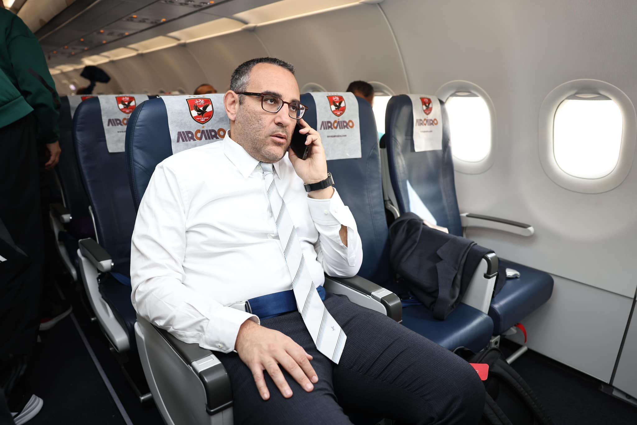 بالمصحف والموبايل.. شاهد كيف يتغلب نجوم الأهلي على رحلة الـ8 ساعات بين السماء والأرض