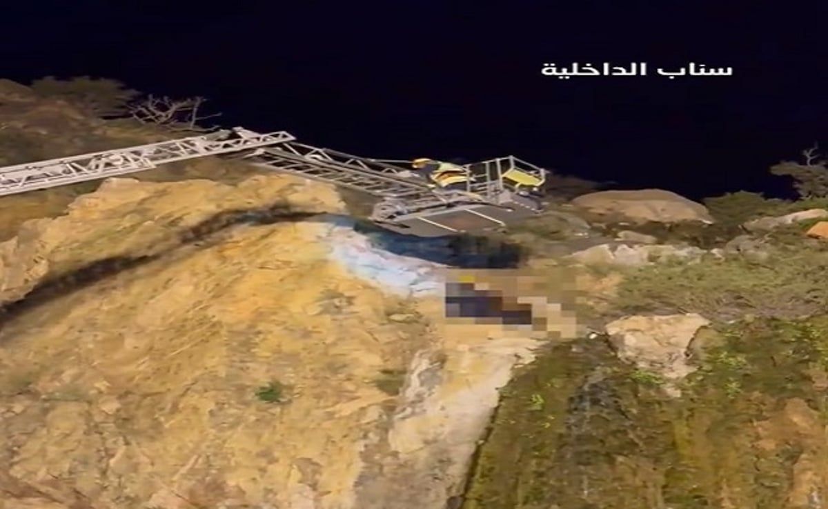 شاهد.. إنقاذ شخصين عَلِقا في مرتفع جبلي بالطائف