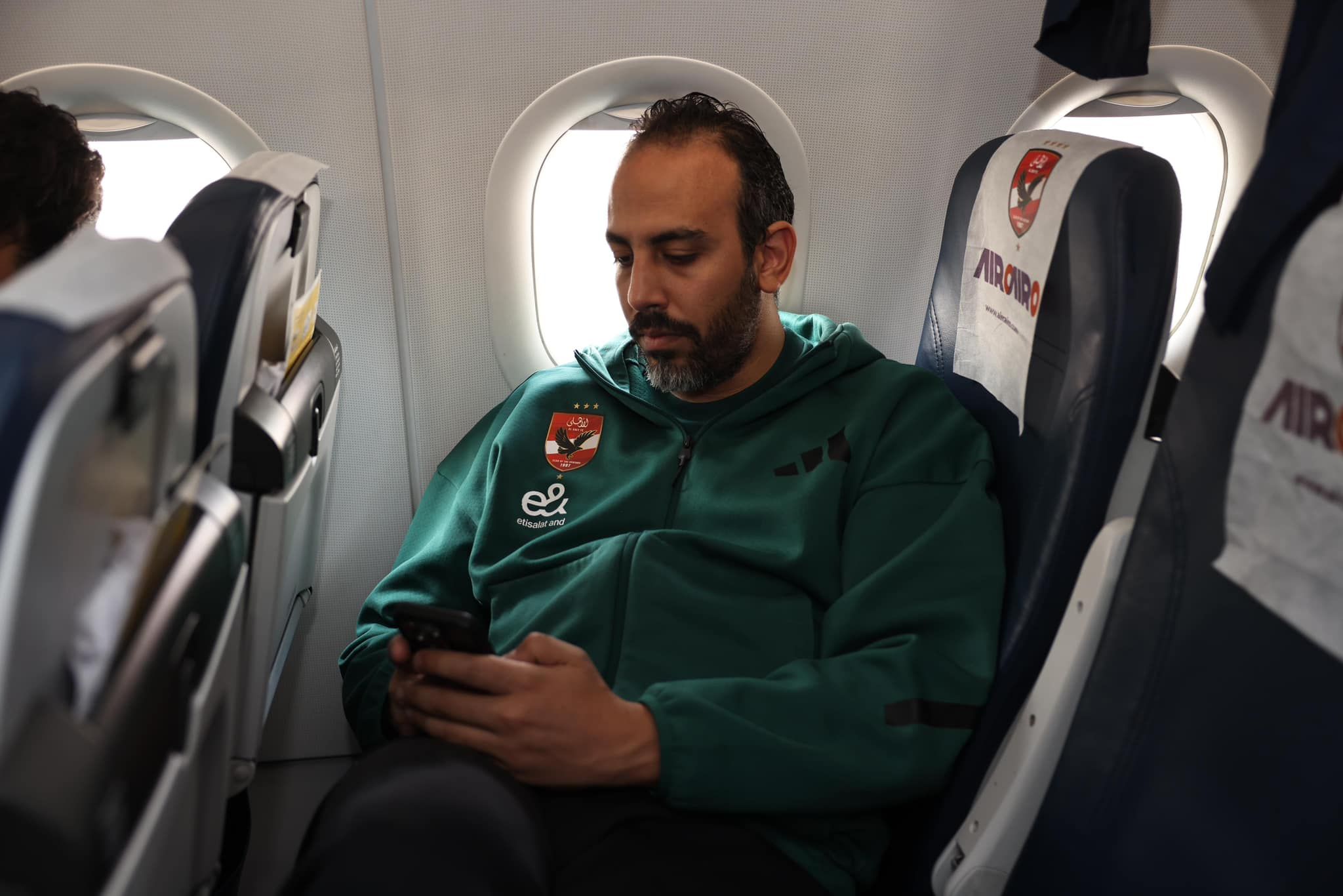 بالمصحف والموبايل.. شاهد كيف يتغلب نجوم الأهلي على رحلة الـ8 ساعات بين السماء والأرض