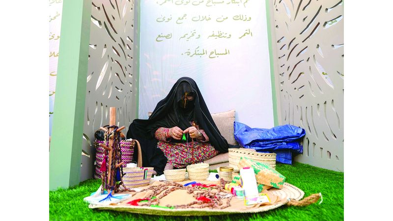 الامارات | مكونات النخلة خير مستدام بأيدي «حاميات التراث»