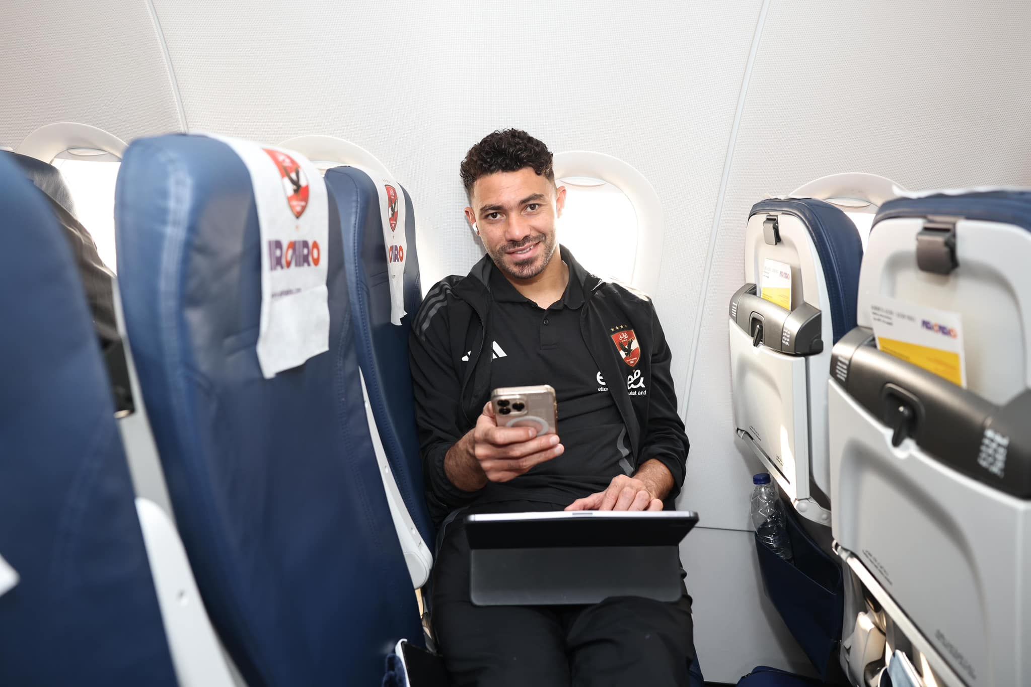 بالمصحف والموبايل.. شاهد كيف يتغلب نجوم الأهلي على رحلة الـ8 ساعات بين السماء والأرض