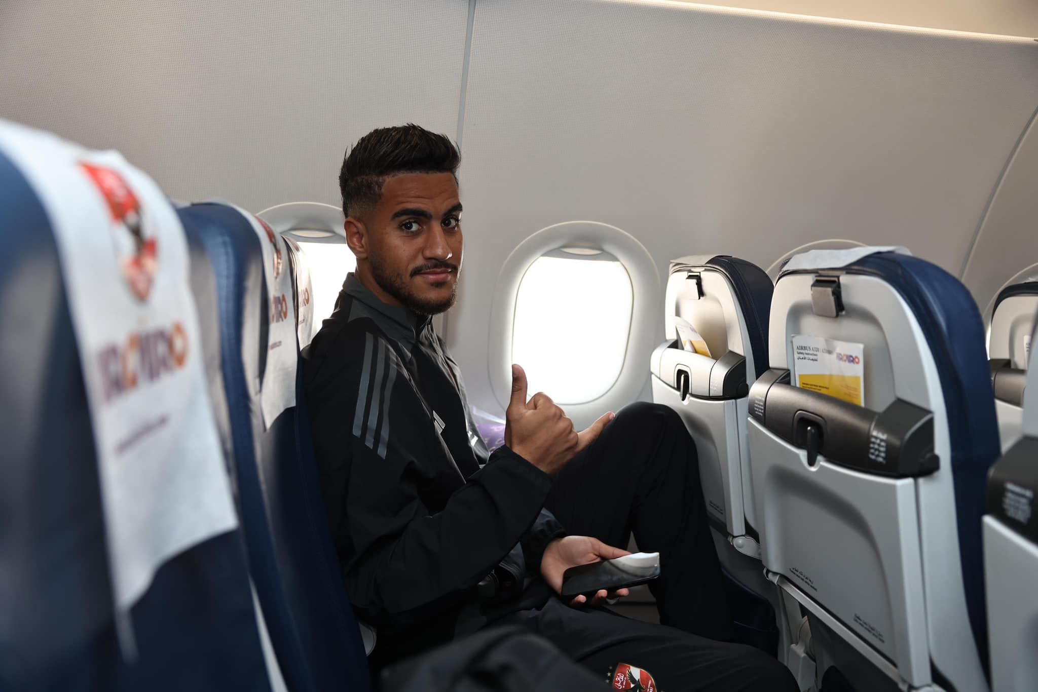 بالمصحف والموبايل.. شاهد كيف يتغلب نجوم الأهلي على رحلة الـ8 ساعات بين السماء والأرض