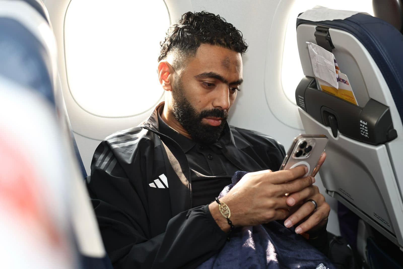 بالمصحف والموبايل.. شاهد كيف يتغلب نجوم الأهلي على رحلة الـ8 ساعات بين السماء والأرض