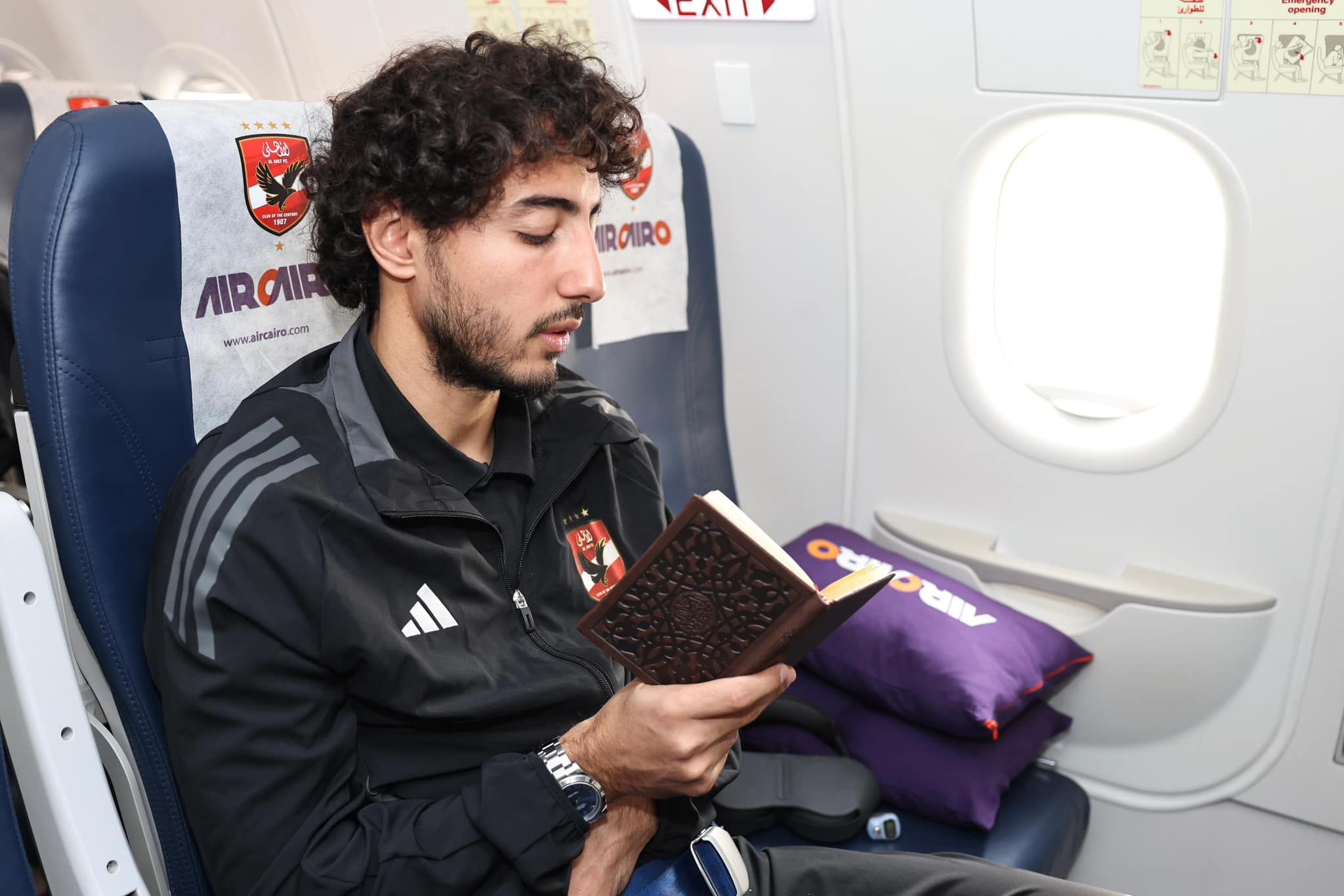 بالمصحف والموبايل.. شاهد كيف يتغلب نجوم الأهلي على رحلة الـ8 ساعات بين السماء والأرض