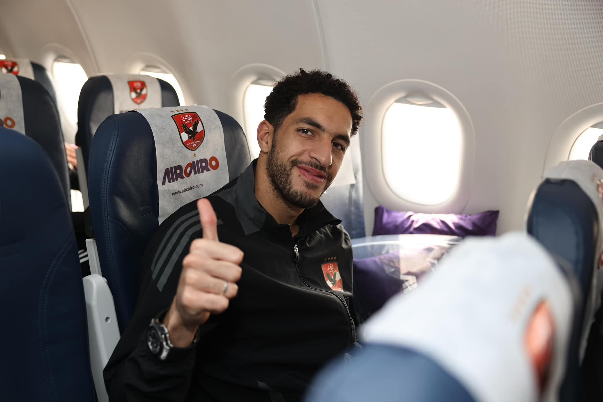 بالمصحف والموبايل.. شاهد كيف يتغلب نجوم الأهلي على رحلة الـ8 ساعات بين السماء والأرض