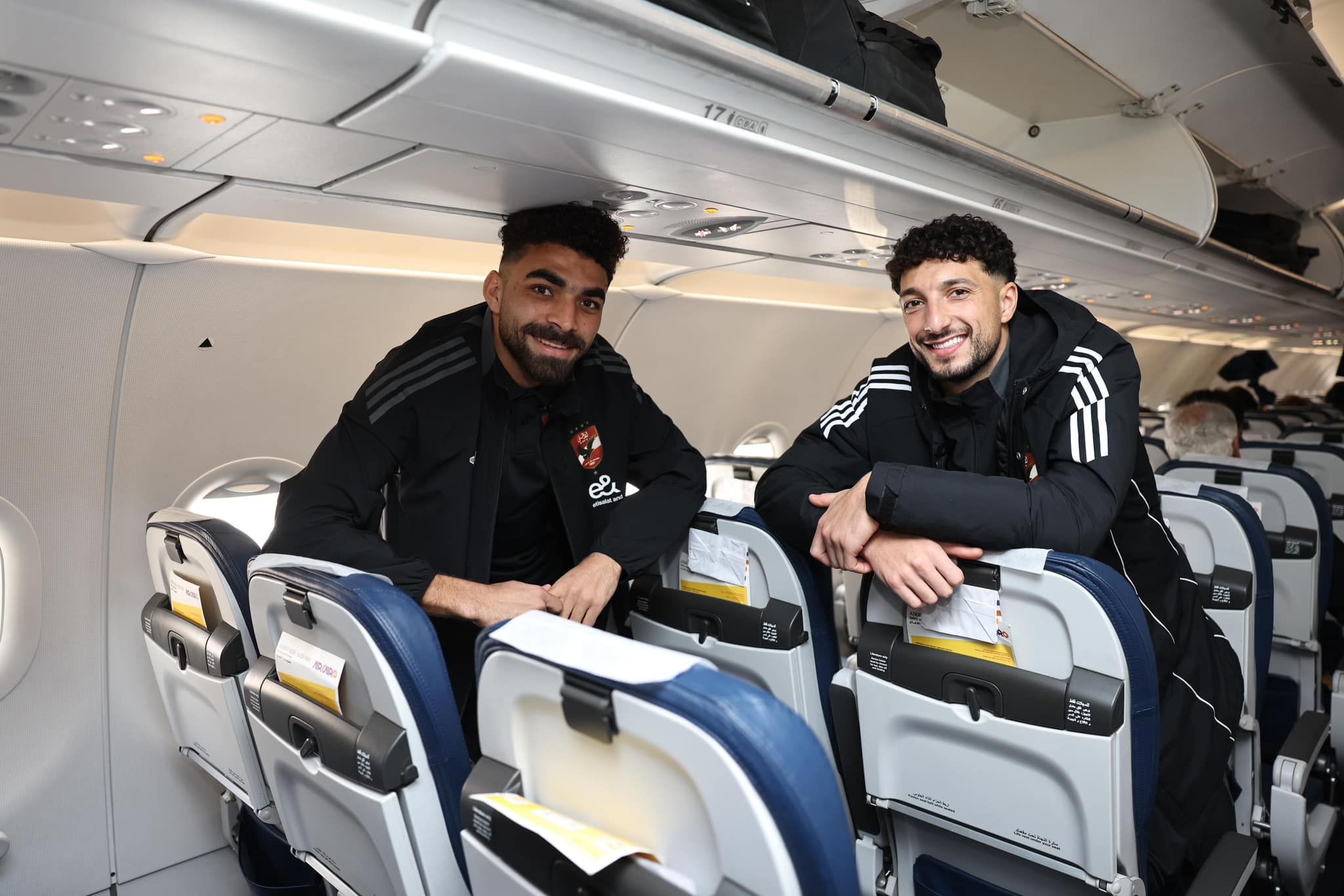 بالمصحف والموبايل.. شاهد كيف يتغلب نجوم الأهلي على رحلة الـ8 ساعات بين السماء والأرض