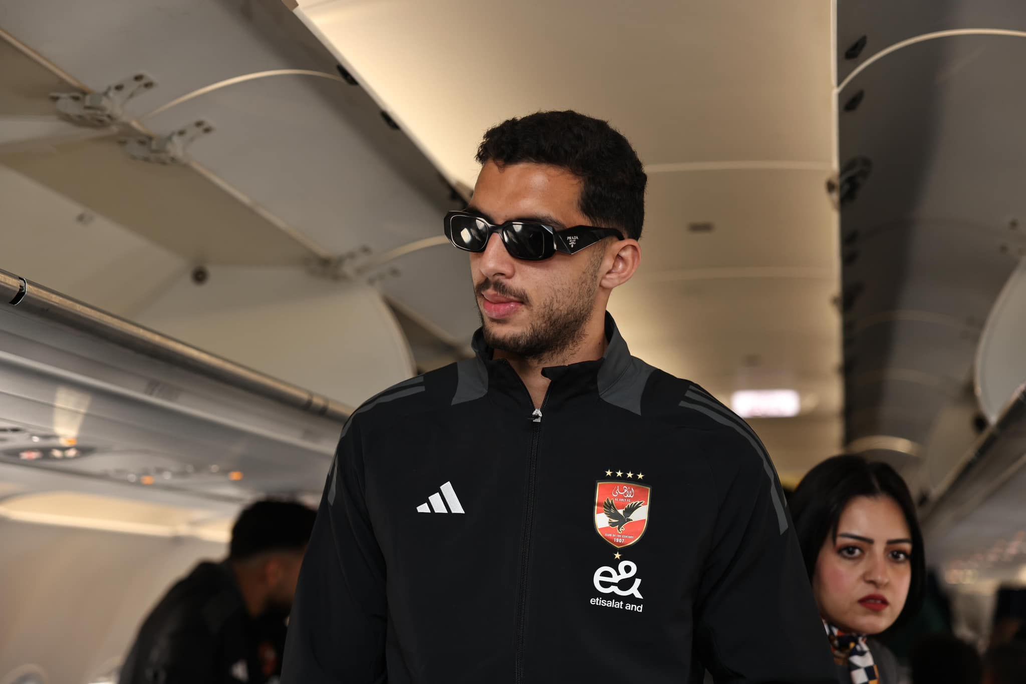 بالمصحف والموبايل.. شاهد كيف يتغلب نجوم الأهلي على رحلة الـ8 ساعات بين السماء والأرض