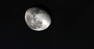 تكنولوجيا: 80 % منه مضاء الليلة.. تعرف على مرحلة القمر وعمر دورته