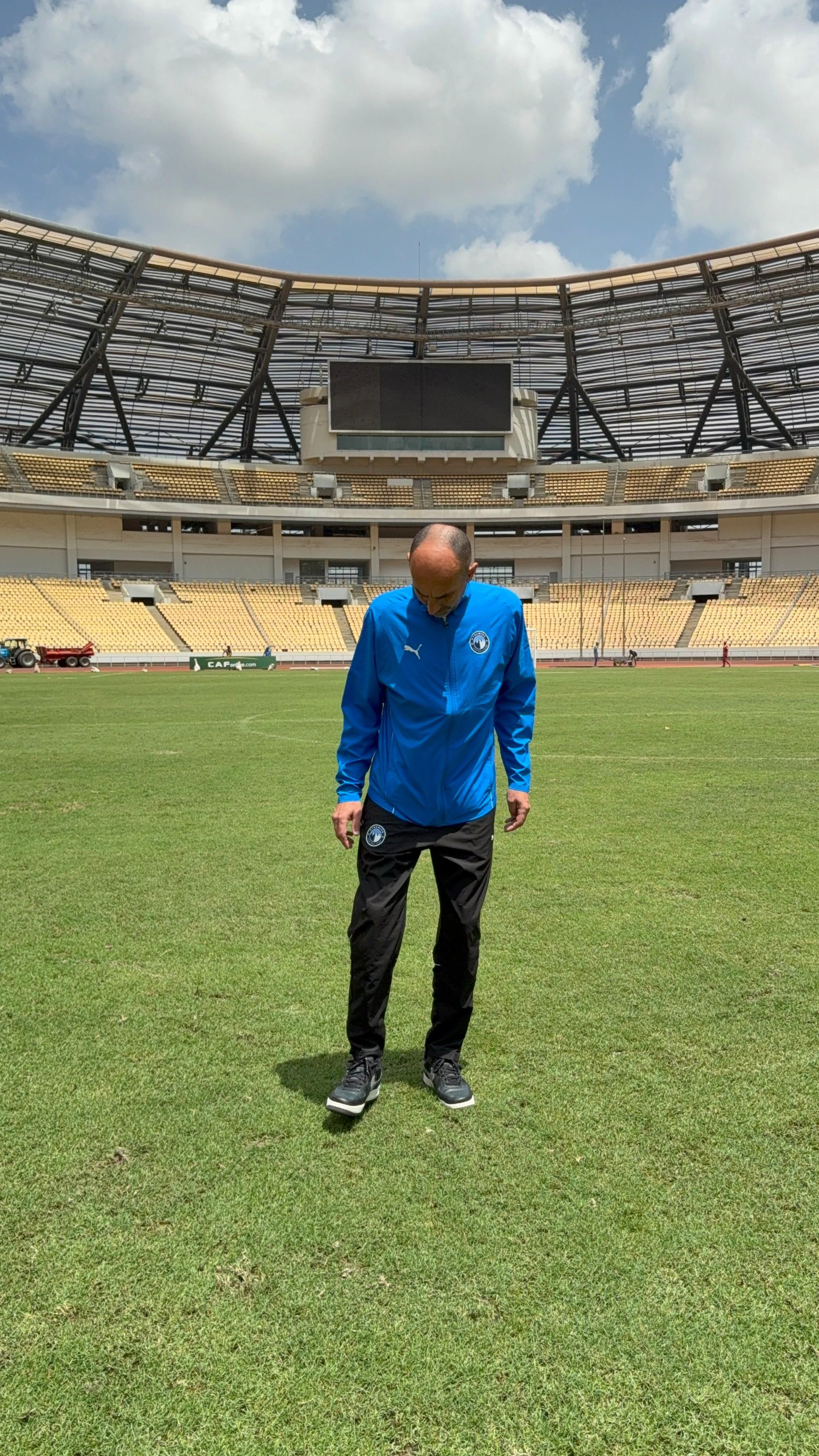 مدرب بيراميدز يبدى رضاه عن ملعب مواجهة ساجرادا.. صور