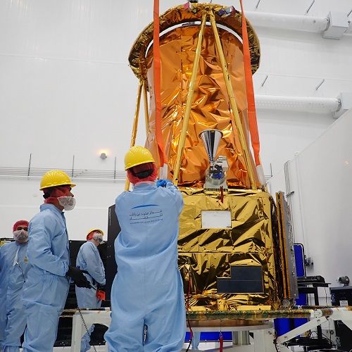 الامارات | فريق مهمة محمد بن زايد سات يكمل الاختبارات النهائية على القمر الاصطناعي الأكثر تطوراً في المنطقة