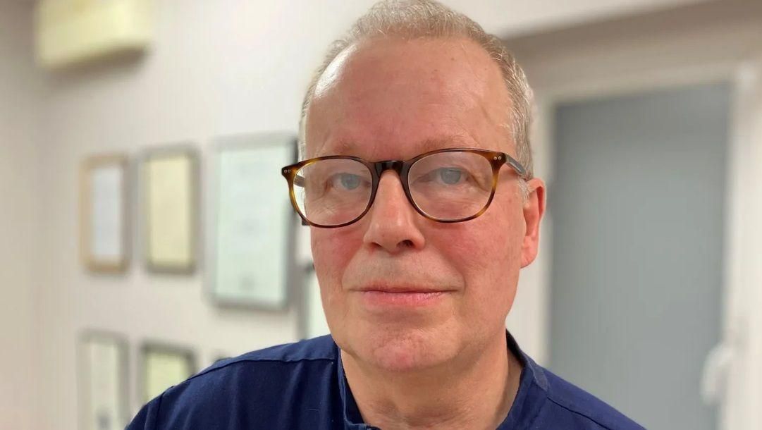 "دفعت لطبيب تجميل مزيّف آلاف الدولارات، والآن أبدو مثل الوحش"