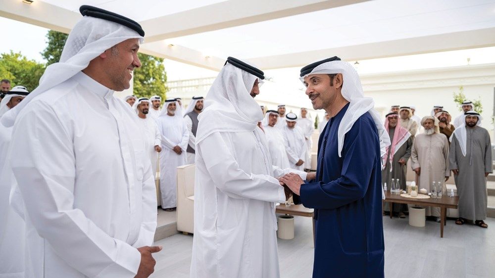هزاع بن زايد يستقبل الشيوخ والمسؤولين والمواطنين في برزة قصر المقام في منطقة العين