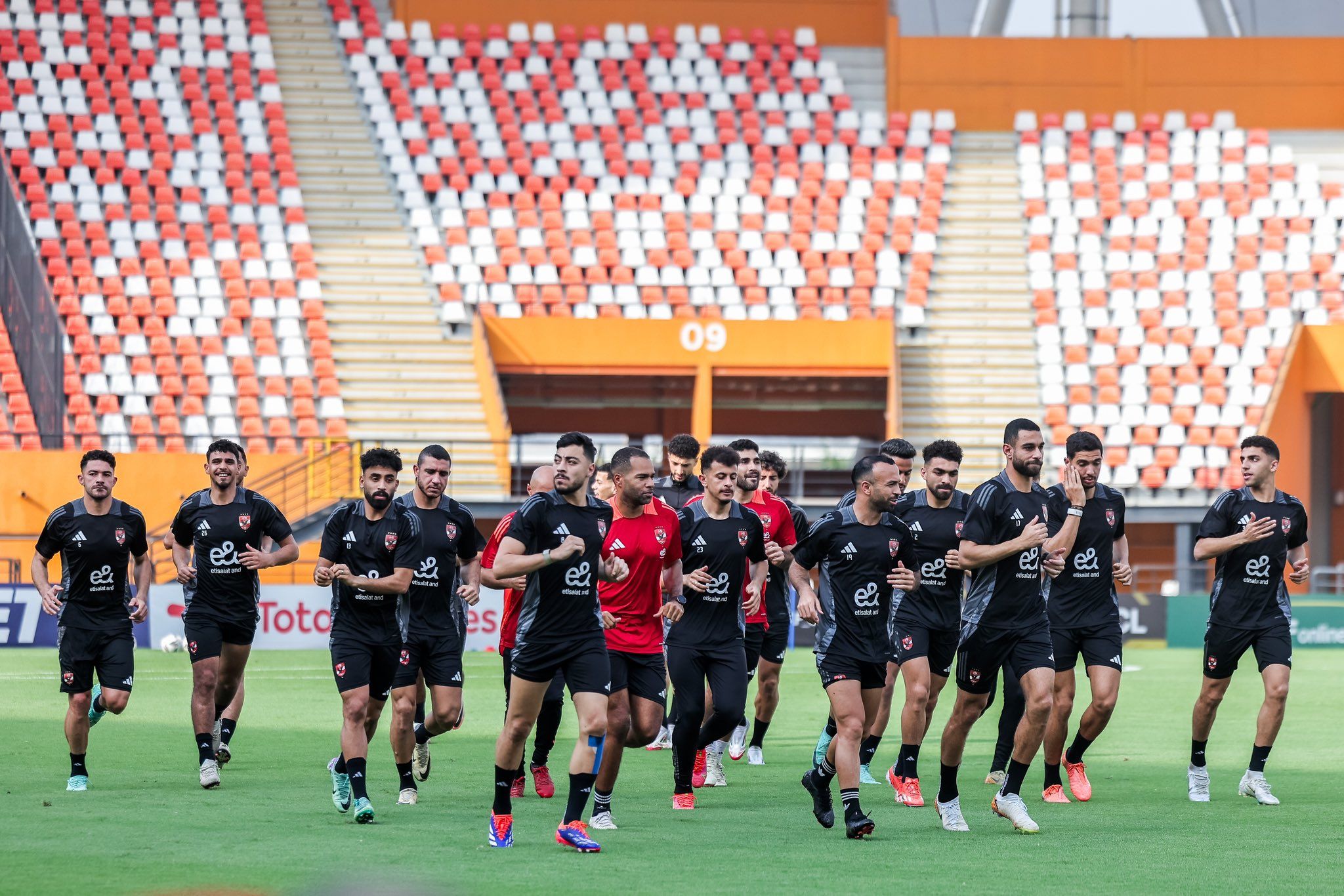 الأهلى ينهى استعداداته لمواجهة استاد أبيدجان.. صور