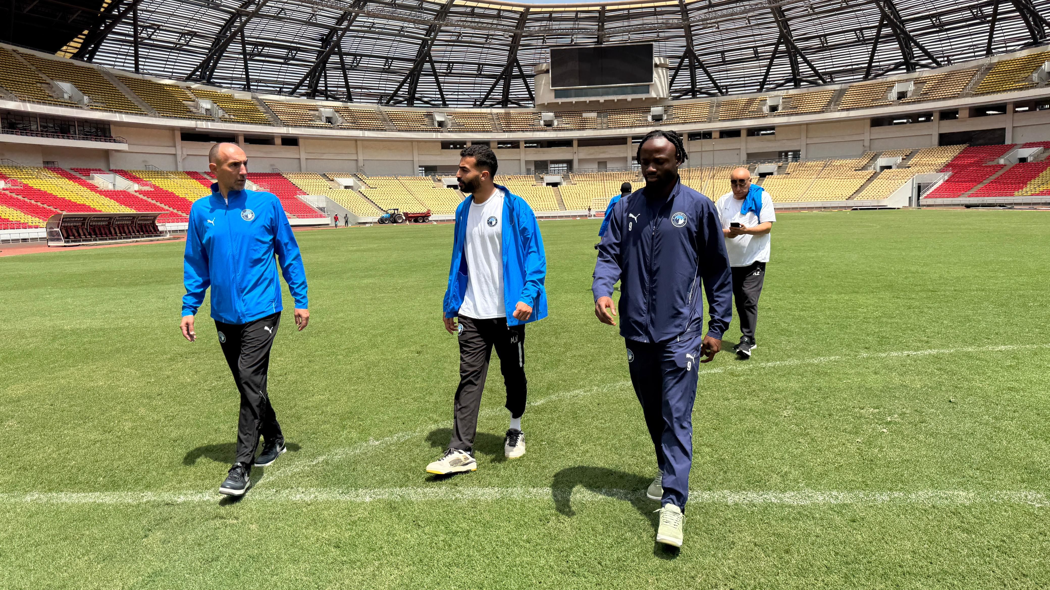 مدرب بيراميدز يبدى رضاه عن ملعب مواجهة ساجرادا.. صور