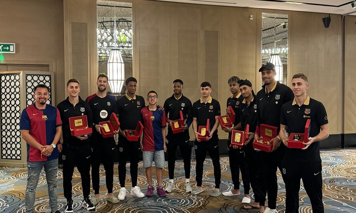 الامارات | خاص: رافينيا يهدي لاعبي برشلونة 30 هاتفاً ذهبياً من دبي قبل "كلاسيكو جدة"