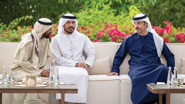 هزاع بن زايد يستقبل الشيوخ والمسؤولين والمواطنين في برزة قصر المقام في منطقة العين