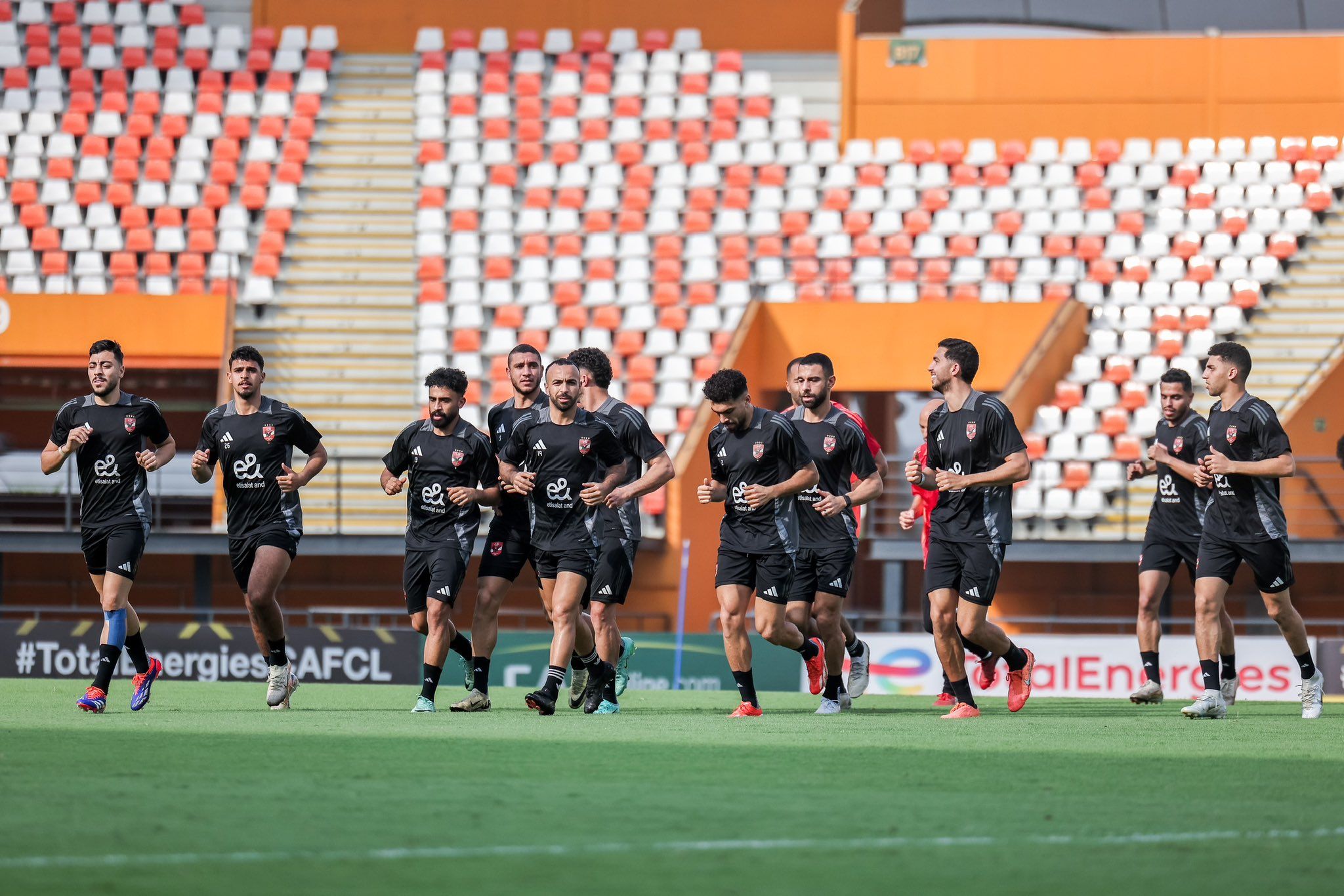الأهلى ينهى استعداداته لمواجهة استاد أبيدجان.. صور
