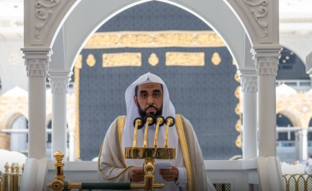 جزاؤها خصومة الله.. إمام الحرم يحذر من الغيبة والوقوع في الأعراض