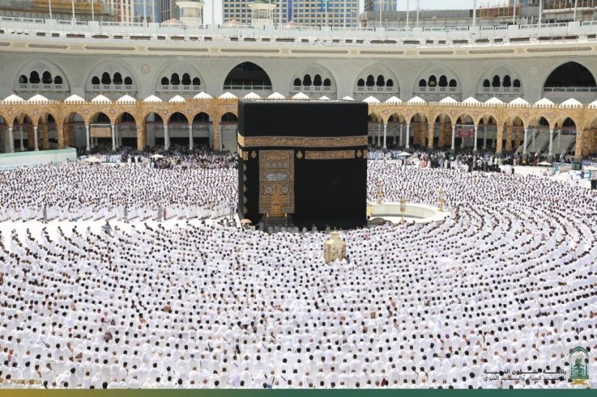 جزاؤها خصومة الله.. إمام الحرم يحذر من الغيبة والوقوع في الأعراض