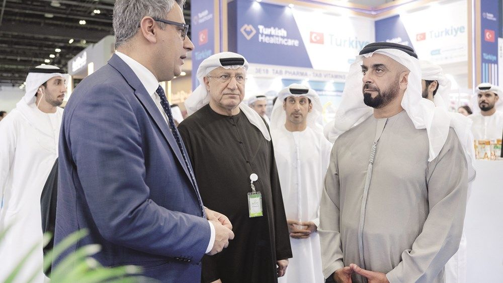 سيف بن زايد: تطوير التعليم الصيدلي وتعزيز البحث العلمي