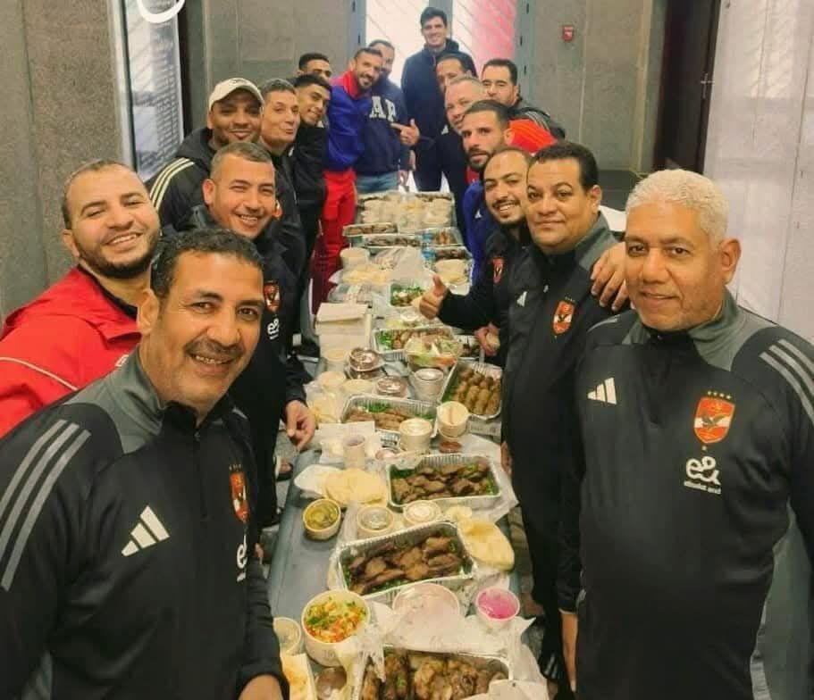 عزومة علي معلول لجهاز الكرة في الأهلي.. صورة