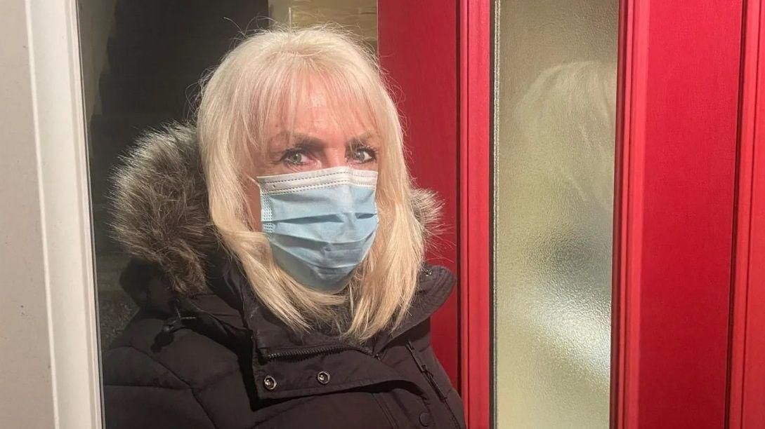 "دفعت لطبيب تجميل مزيّف آلاف الدولارات، والآن أبدو مثل الوحش"