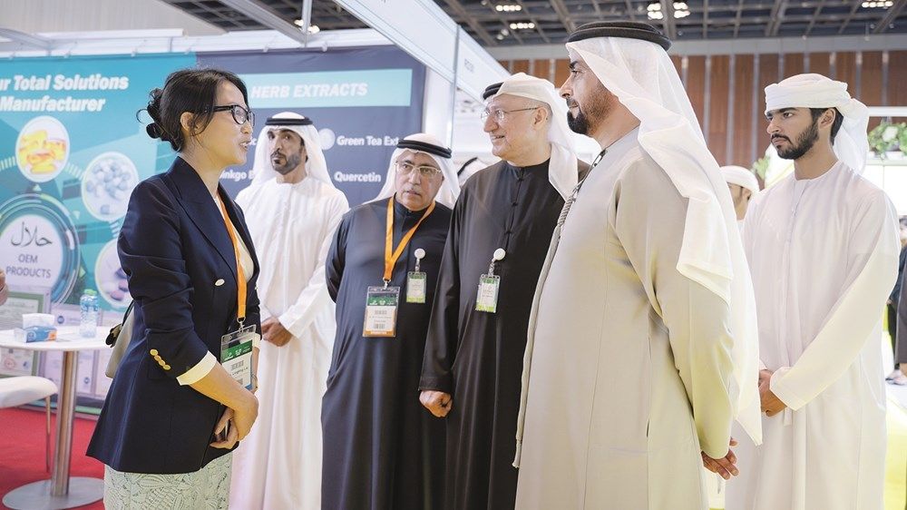 سيف بن زايد: تطوير التعليم الصيدلي وتعزيز البحث العلمي