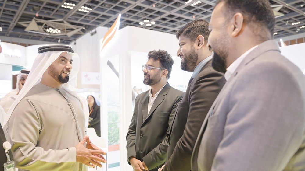 سيف بن زايد: تطوير التعليم الصيدلي وتعزيز البحث العلمي