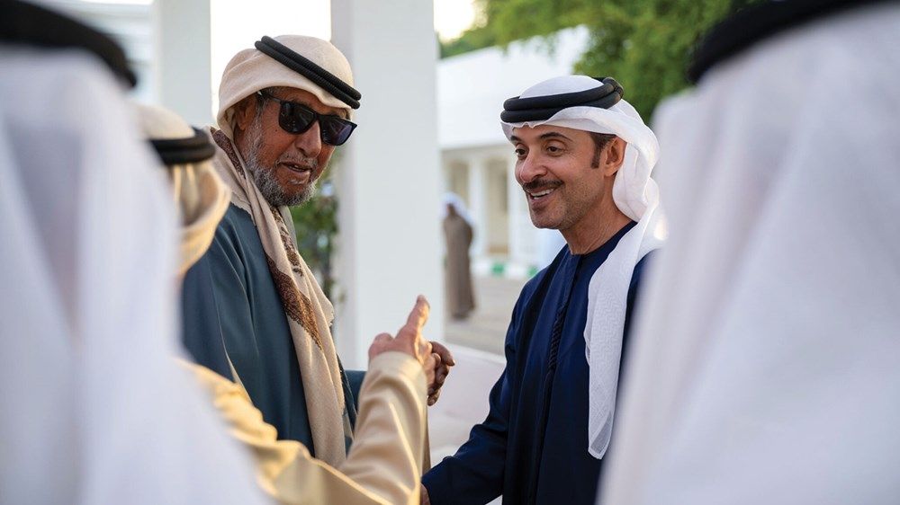 هزاع بن زايد يستقبل الشيوخ والمسؤولين والمواطنين في برزة قصر المقام في منطقة العين