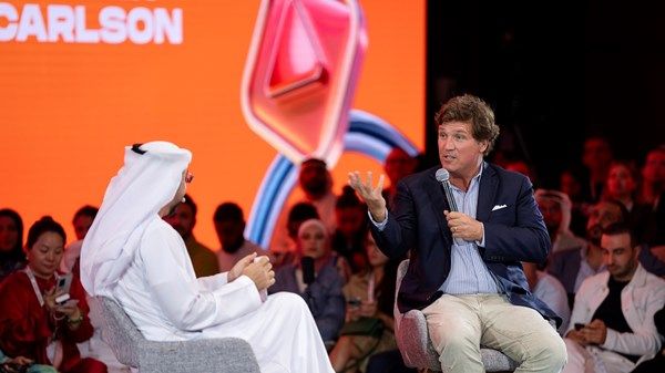 الكاتب الأميركي تاكر كارلسون: لم ألتقِ بقائد يشبه محمد بن زايد في حكمته وتواضعه