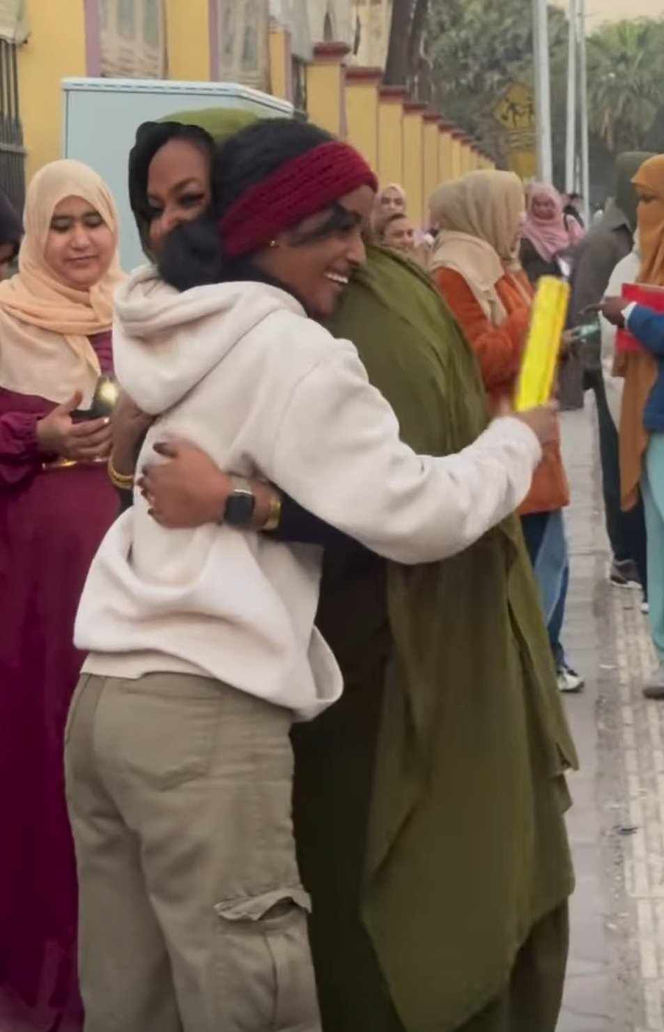 شاهد بالصورة والفيديو.. قامت بإطلاق مدفع من “الزينة”.. طالبة سودانية حسناء تحتفل بنهاية إمتحانات الشهادة بفرح هستيري وتدخل في عانق مع المذيعة