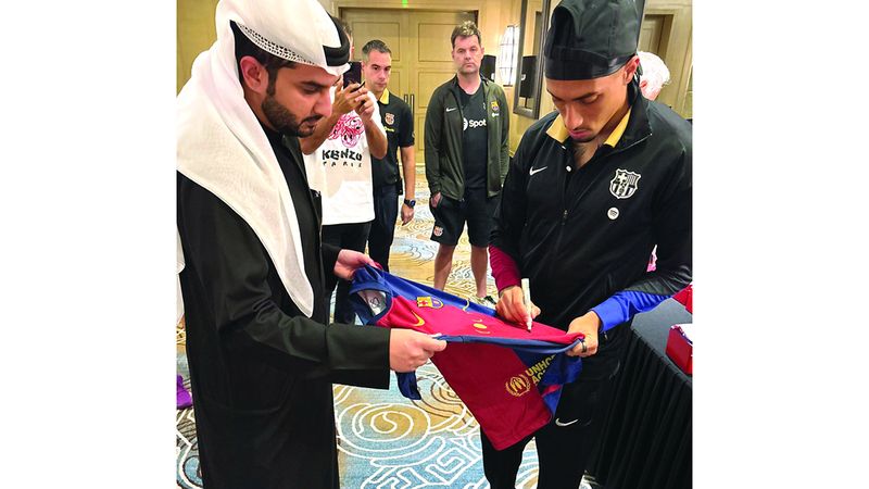 الامارات | رافينيا يهدي لاعبي برشلونة 30 هاتفاً ذهبياً من دبي قبل «الكلاسيكو»