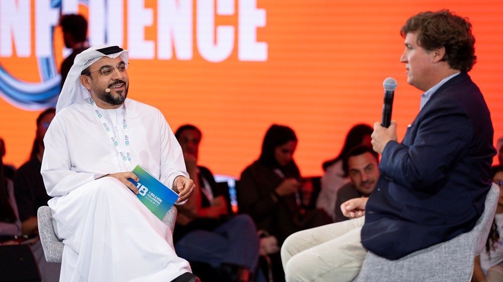 الكاتب الأميركي تاكر كارلسون: لم ألتقِ بقائد يشبه محمد بن زايد في حكمته وتواضعه